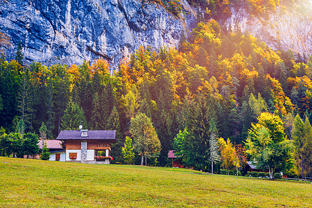 在著名的白云岩山脉 意大利 欧洲的秋天 引人注目的悬崖环绕着村庄 拥有标志性的山脉和秋季森林 五颜六色的秋天风景在山村图片