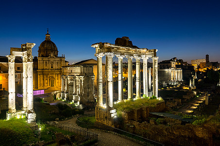 在罗马 论坛的罗马废墟 古罗马广场遗址 拱门和土星神庙遗址 罗马 意大利图片