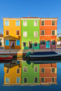 可爱的房子门面和五颜六色的墙壁在布拉诺 威尼斯 布拉诺岛运河 五颜六色的房子和小船 威尼斯地标 意大利 欧洲旅游旅行建筑学城市建图片