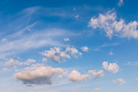 云彩和蓝天背景 与云彩的蓝天背景 美丽的云彩有蓝天背景 自然天气 云彩蓝天和太阳气象空气阳光气氛日光白云天空晴天臭氧天际图片