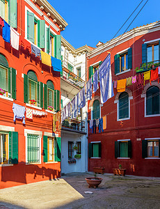 垂悬在Burano海岛 威尼斯 意大利典型的房子外面的洗衣店 意大利威尼斯布拉诺街上五颜六色的建筑和洗衣烘干图片