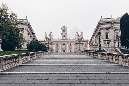 意大利罗马山上的 Capitoline 广场 的 Cordonata 楼梯和 Castor 和 Pollux 的白色雕像图片