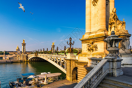 阳光明媚的夏日早晨 亚历山大三世桥横跨塞纳河 用华丽的新艺术风格灯具和雕塑装饰的桥梁 亚历山大三世桥横跨法国巴黎的塞纳河旅行雕像图片