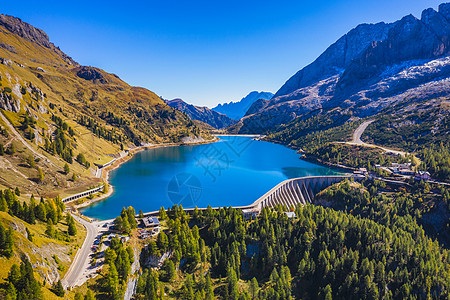 Fedaia 湖 Fassa 山谷 位于 Marmolada 山脚下的 Canazei 市附近的人工湖和水坝 是意大利贝卢诺省风图片