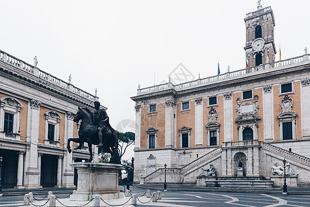 在首都山顶 与Palazzo参议员和马库斯·奥雷利乌斯的骑士雕像图片