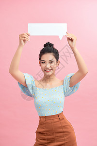 具有粉红背景语言泡沫的年轻女孩乐趣女士幸福标签演讲女性空白气泡成人商业图片