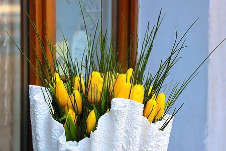 玻璃上用花瓶装着黄色的新鲜郁金香图片