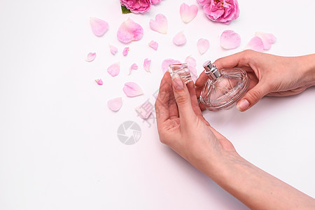 女人的香水瓶放在女孩手里 装饰一下图片
