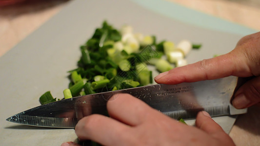 3d 插图  在木制剪切板上买绿色洋葱食物香料烹饪木板叶子厨房蔬菜营养厨师美食图片
