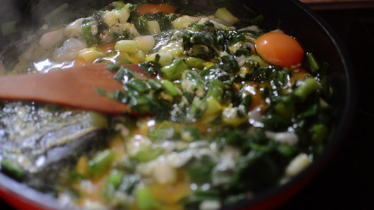 3d 说明     用木勺做饭 烤洋葱煎炸和鸡蛋餐厅烹饪食物厨房铁板蔬菜平底锅蒸汽美食搅拌图片