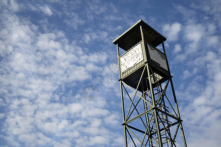 用于森林消防的钢塔安全蓝色消防队员消防塔公园岗楼监视器楼梯警报多云图片
