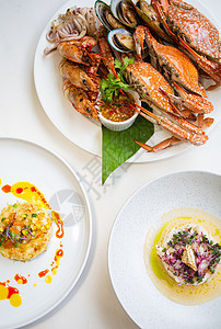 一套泰国海鲜热门菜单设置在白桌上桌子胡椒蔬菜文化盘子面条奢华厨房饮食橙子图片