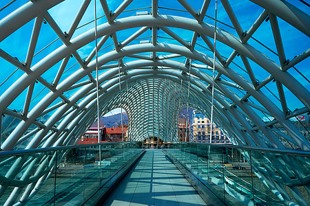 第比利斯库拉河上由玻璃和金属人行桥制成的现代时尚设计人行道蓝色和平行人街道天空地标城市建筑学建造图片