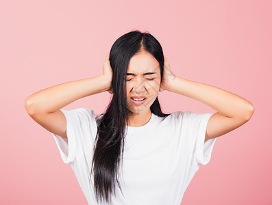 女人用手掌和眼闭耳而入密耳疼痛女孩噪音眼睛女性戏剧性手指工作室女士男人图片