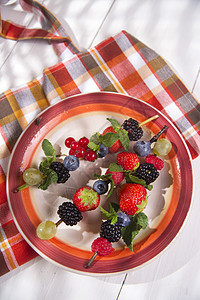 罐中浆果的草莓营养健康甜点绿色食物红色覆盆子图片