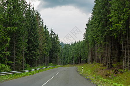 卡尔帕蒂山的木马路 在卡帕蒂山中 树林森林里曲线旅游爬坡运输天空顶峰旅行小路全景假期图片