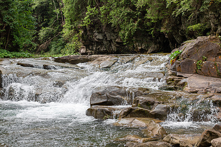 山林中的一条小河 低水瀑布 在山林中英国的夏日旅行地标巨石风景森林环境岩石叶子石头苔藓图片