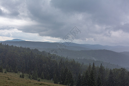 高地山谷上空的深雨云 自然山坡远足戏剧性旅游荒野全景季节农村风景公园旅行图片