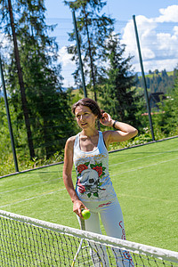 明夏日上庭打网球的华丽辣妹子玩家网球训练球拍活动行动比赛爱好游戏运动员图片