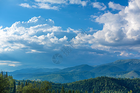 卡尔帕蒂山夏季自然景观阳光森林爬坡公园薄雾冒险场景农村岩石远足图片