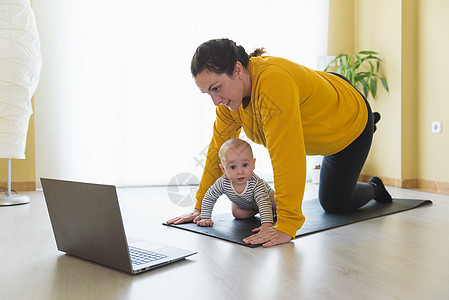 母亲和女儿在家做运动活动运动装专注婴儿学习身体女士锻炼活力培育幸福图片