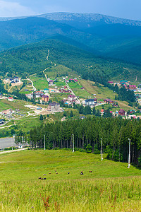 夏季日的山上滑雪山坡 绿山背景景观小木屋假期旅游旅行国家地标小屋爬坡酒店森林图片