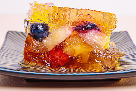 果冻来自不同水果和浆果的果酱 放在一个方块盘上 甜点食物味道盘子早餐橙子明胶美味饮食飞碟营养图片