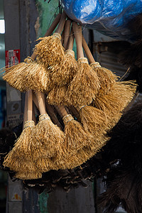 集市中的一套黄色草草扫帚清扫清洁工卫生家庭刷子稻草家务灰尘图片