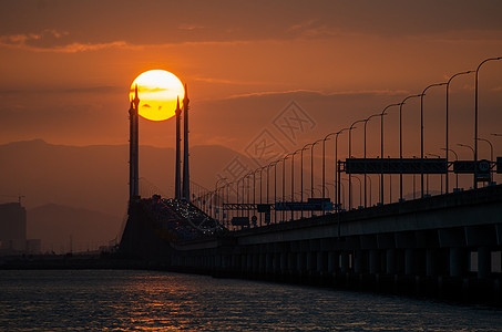 橙色太阳在桥上图片