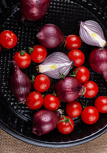 樱桃西红柿和紫洋葱在托盘中红色沙拉小路白色生活洋葱食物黑色紫色蔬菜图片
