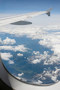 空中飞机在云层天空和阿尔卑斯山脉的窗口中看到高空雪覆盖山峰 笑声翅膀蓝色蓝天土地山脉顶峰飞机场地面运输飞机图片