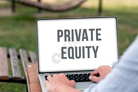私募股权投资显示私募股权的文本符号 关于由未公开交易的基金组成的有限合伙企业的文字 在线工作和远程工作将人们联系在一起背景