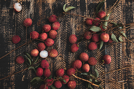 Litchis 高角度视图叶子摄影水果桌子篮子水平红色背景图片