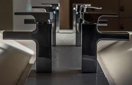 现代洗手盆配有铬水龙头和白色瓷砖 现代浴室设计龙头卫生合金脸盆阴影陶瓷卫生间平铺奢华洗手间图片