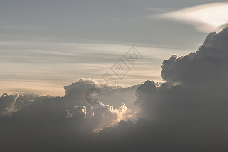 日落前的天空在云层上方 闪耀着灿烂的光芒 美丽的夕阳景色 地平线图片