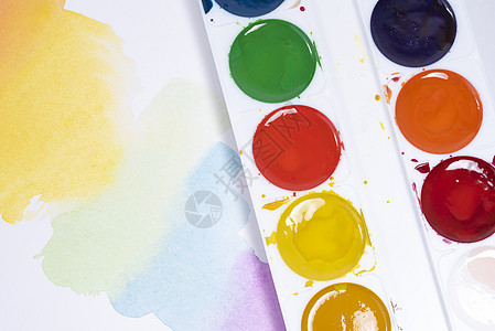 五颜六色的水彩画笔笔划停止视图的画笔调色板和水彩颜料与白纸刷子中风学校创造力桌子收藏蓝色工艺绘画工具图片