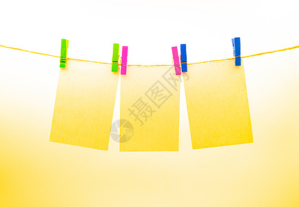 空的笔记纸 用衣夹挂在绳子上的框架魔女小样洗衣店商业摄影床单细绳绳索办公室夹子图片