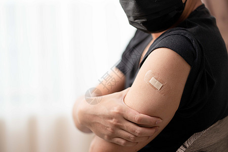 接受疫苗后 戴面罩臂和绷带的男子将手臂露出来男人男性诊所成人流感病人预防肌肉注射治疗图片