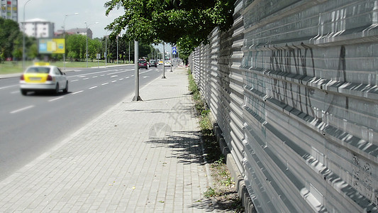 右侧有铁栅栏的城市街道图片