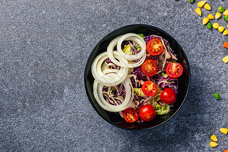 沙拉碗加西红柿新鲜混合叶子 菜盘蔬菜营养饮食洋葱午餐桌子香蒜菠菜食物美食食谱图片
