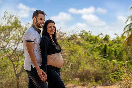 正在生育孩子的一对夫妇母性怀孕男人父母母亲夫妻恋人婴儿成人家庭图片