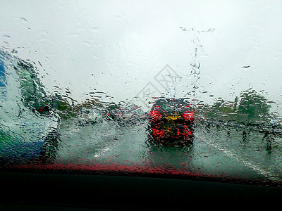 车挡风玻璃下大雨图片