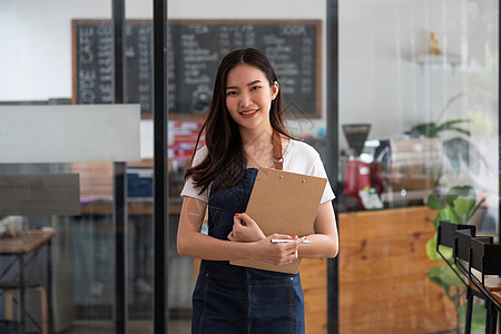 创业成功的小企业主女人美女站在咖啡店餐厅 微笑的亚洲女咖啡师咖啡馆当地老板的画像图片