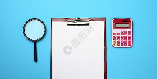 粉红计算器 带有白白白空白页的文件夹和蓝背景上的黑色放大镜粉色数字帐户计算器工具教育经济会计办公室技术图片