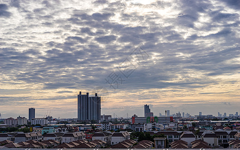 夜晚美丽的城市和阴云的天空的城市景色太阳建筑学旅行蓝色景观多云日落市中心建筑风景图片