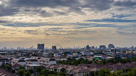 夜晚美丽的城市和阴云的天空的城市景色风景太阳多云建筑蓝色天际日落建筑学旅行市中心图片