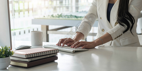 特写女商务人士或会计工作键盘财务数据报告 会计文件和膝上型计算机在办公室 企业概念图片