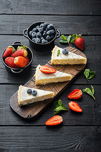 黑木桌背景的果莓芝士蛋糕 黑色木制餐桌底桌子蛋糕甜点面包奶制品糕点糖果食物薄荷蓝色图片