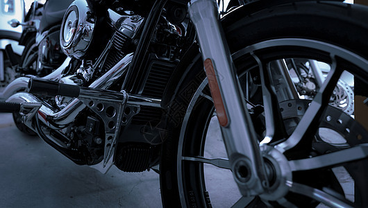 选择性地关注摩托车车架 特写镜头摩托车排气管 引擎卫兵和脚休息 摩托车行业 发光的镀铬物摩托车引擎 老式摩托车 模糊铝合金轮毂图片