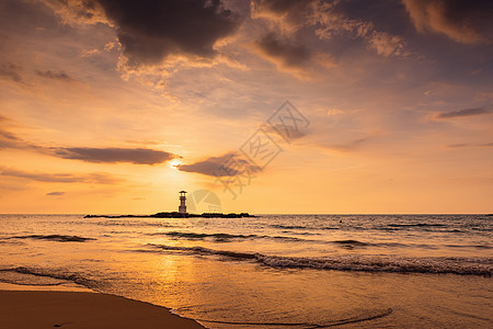 日落时的戏剧性多云期间 带灯塔的海景景观 自然景观热带海滨风景和美丽的海滩与海水的地平线相映成趣 海滩的自然全景安全日出海岸风景图片